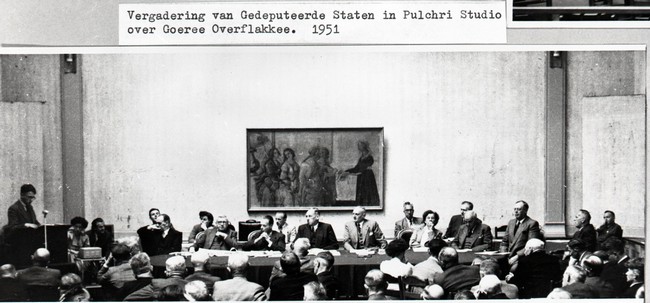 Vergadering van de Gedeputeerde Staten over Goeree Overflakkee in 1951. De vergadering vindt plaats in de Pulchri Studio aan het Lange Voorhout in Den Haag.
