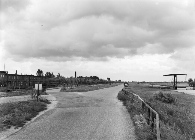 Oude situatie infrastructuur; de oude weg kruist de nieuw aangelegde weg (N207) naar Bergambacht. Rechts bij de ophaalbrug begint de Gouderakse Tiendweg.