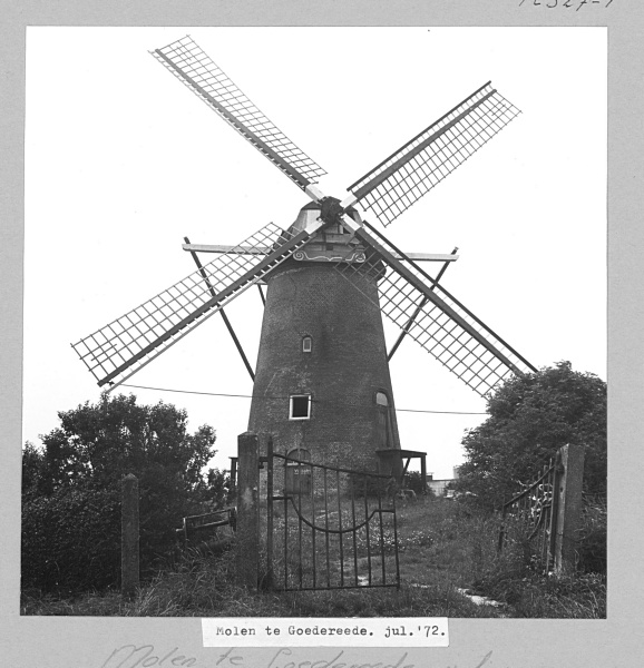 Korenmolen Windvang aan de Goereeseweg 5 in Goedereede, 1972