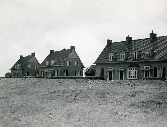 Dienstwoningen van de Provinciale Waterstaat aan de Sluisdijk in Gouda. De sluiswachters van de Julianasluis woonden in deze dijkhuizen. De foto is waarschijnlijk gemaakt tussen 1946 en 1955.