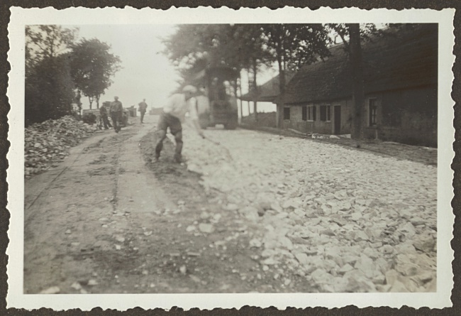 Van Klaverweijdeweg in Hoogmade wordt verbeterd, 1933
