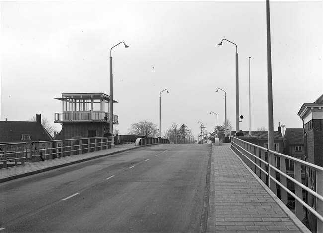 De vernieuwde 's-Molenaarsbrug over de Heimanswetering, een dubbele basculebrug met een doorvaartwijdte van 23 m.