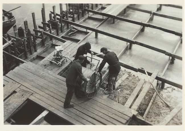 Bouw van Hooghkamerbrug tussen Leiden en Voorschoten, 1947