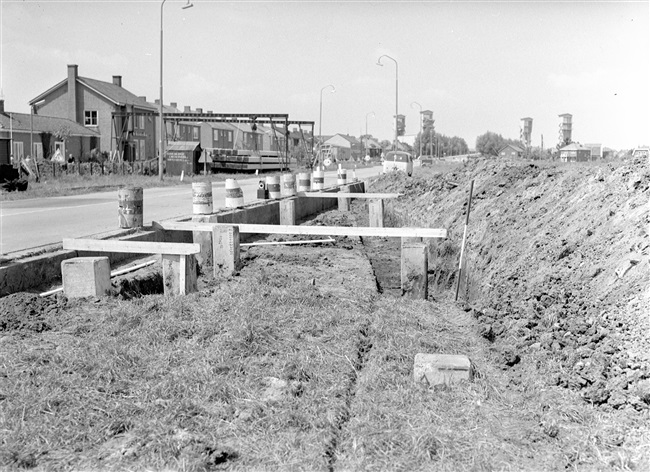 Verruiming van een kruising in de Tiendweg. De fundering bestaat uit palen van gewapend beton, waarop een betonweg komt te liggen.