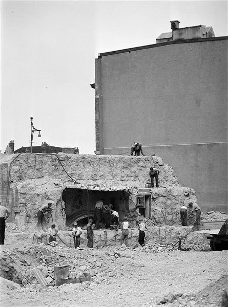 Een bunker uit de Tweede Wereldoorlog wordt gesloopt. Het provinciehuis komt op dit terrein aan de Koningskade.