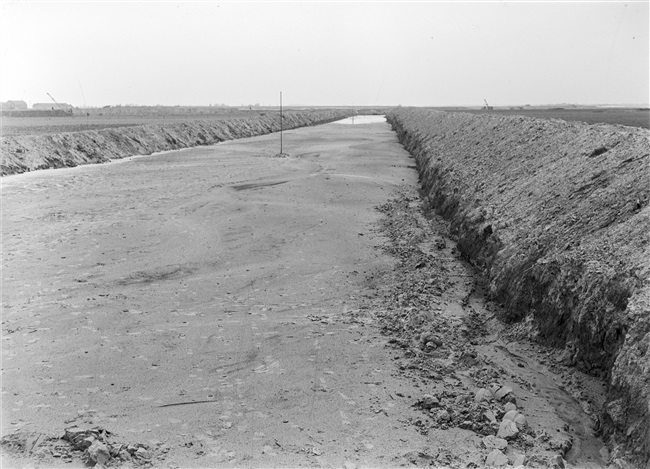 Dijkherstel bij Stellendam na de watersnoodramp van 1 februari 1953. Tussen twee perskaden zal een nieuw dijklichaam van zand worden opgespoten.