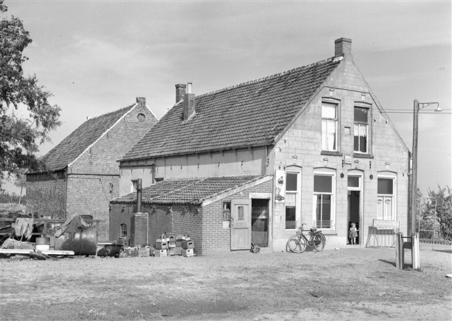 Café met woonhuis en erachter een landbouwschuur aan de Bommelsedijk.