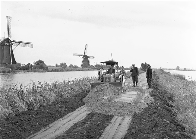 Aanleg fietspad nr. 19. Door het aanleggen van fietspaden ontsluit de provincie Zuid-Holland poldergebieden voor recreatie. Links de molens van Kinderdijk.