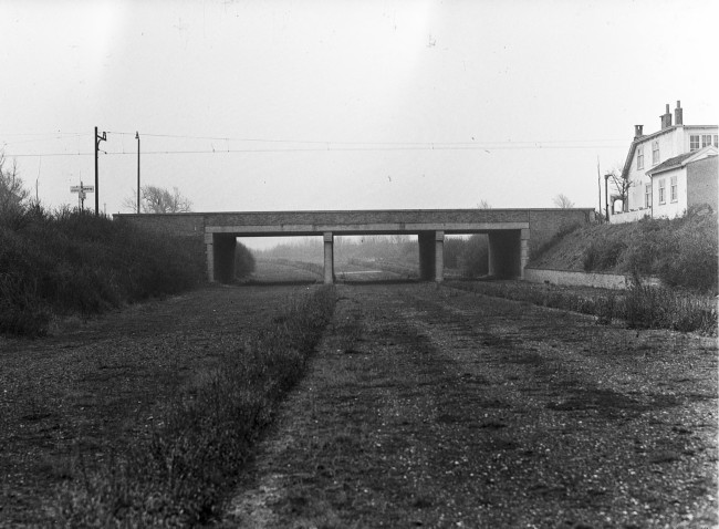 Het Zeewegviaduct met tramlijn, over de nog in aanleg zijnde provinciale weg.