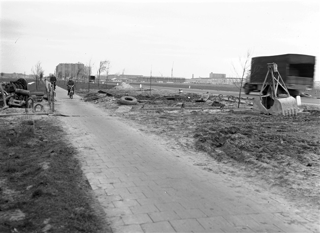 Boring van de Gasunie aan de Prinses Beatrixlaan, de vroegere provinciale weg nr. 15 tussen Delft en Rijswijk. Op de achtergrond Rijswijk.