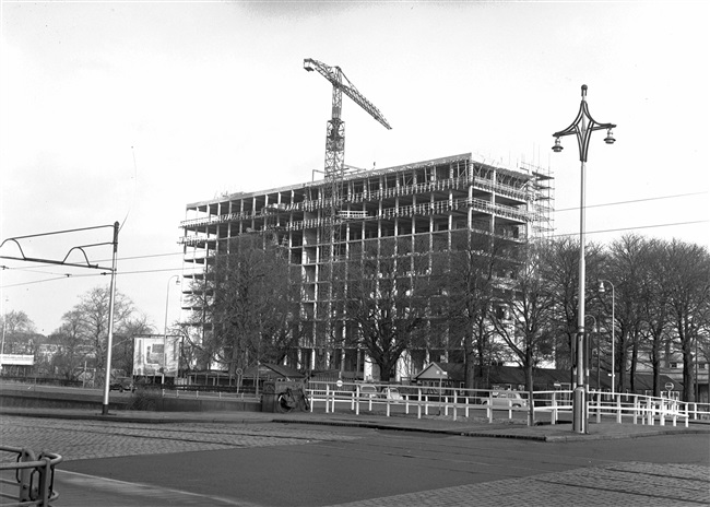 Het betonskelet van de hoogbouw van het nieuwe provinciehuis, gezien vanaf de Koninginnegracht.