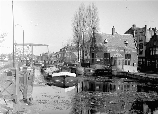Schutsluis in het Rijn-Schiekanaal, beter bekend als de Vliet, bij het Sluisplein. De sluis, daterend van 1886-1887, heeft een doorvaartwijdte van 7 meter.