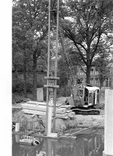 Bouw van damwand bij Sint Sebastiaansbrug in Delft, 1960