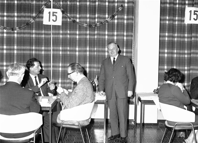De bridgeclub van het provinciehuis Zuid-Holland viert het 15-jarig voorzitterschap van de heer Rietschoten.