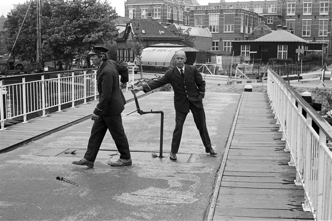 Brugwachters openen of sluiten de Oostpoortbrug in Delft