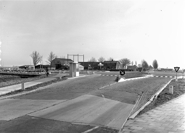 Kruising in de provinciale weg nr. 6 en nr. 7; de Kruisweg (huidige N446) en de kruisende Herenweg (huidige N207).