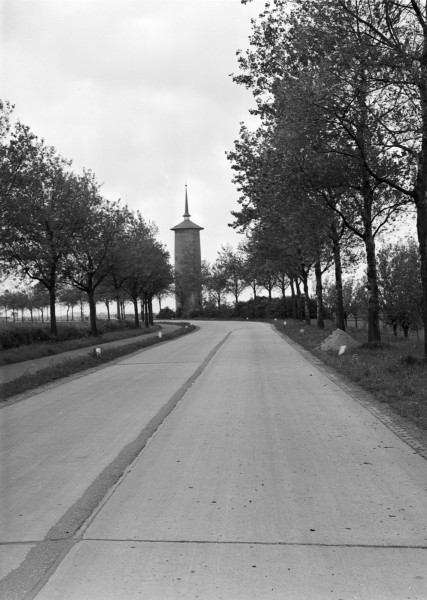Een betonweg tussen Sommelsdijk en Dirksland. Rechts de watertoren van Dirksland bij de kruising Staakweg en Korteweegje.