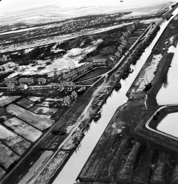 De Watersnoodramp van 1953. Een dijk is doorgebroken bij Goedereede Havenhoofd op Goeree-Overflakkee. Foto Rijkswaterstaat.