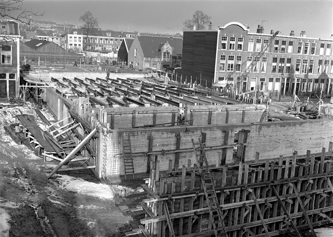 Aanleg van de oprit van het noordelijke viaduct. Het viaduct is onderdeel van de eerste St. Sebastiaansbrug.