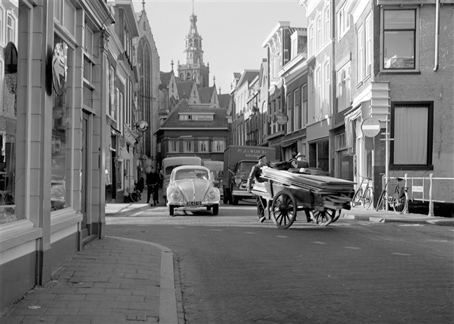 Kruising in de Lange Tiendeweg. De man met handkar rijdt de Zeugstraat in en links is de Spieringstraat.