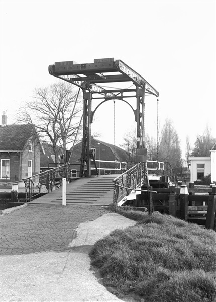 De voormalige Oude Tolbrug over het Rijn-Schiekanaal, beter bekend als de Vliet. In 1956 is de ophaalbrug in de Fonteynenburghlaan vervangen door een basculebrug.