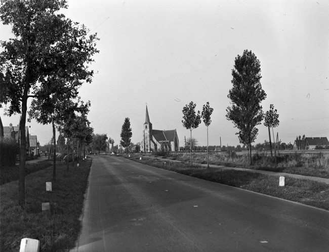 De Groene Kruisweg (N492) met rechts de hervormde kerk in Poortugaal.