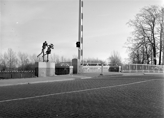 Het beeld van een man met fluit en een vrouw met gitaar, op de Oude Tolbrug in Voorburg. Het ontwerp is van beeldhouwster Everdine J.M. Schuurman-Henny.