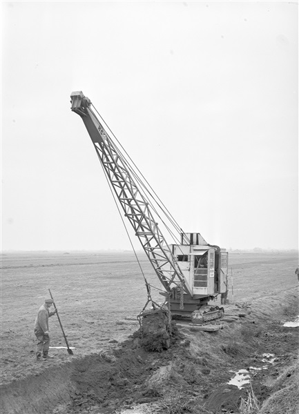 Met een dragline wordt grond verplaatst bij de aanleg van de weg op palen, tussen Boskoop en Alphen aan den Rijn.