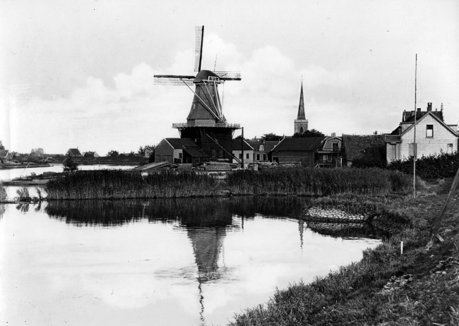 Houtzaagmolen Hermina. Een brand legde in 1958 de molen in as. Datum foto onbekend.
