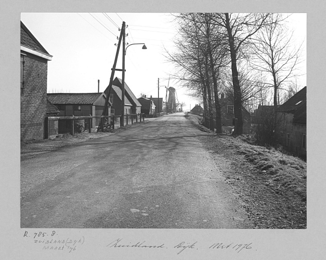 Molendijk en korenmolen De Arend in Zuidland, 1976