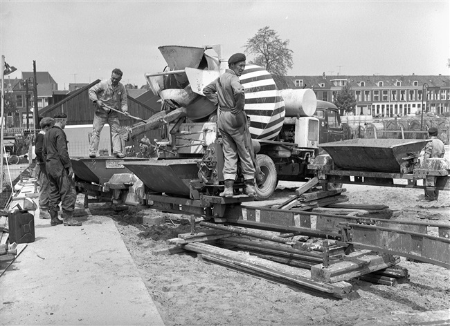 Een betonwagen lost zijn lading voor de bouw van het noordelijke viaduct. Het viaduct is onderdeel van de eerste St. Sebastiaansbrug.