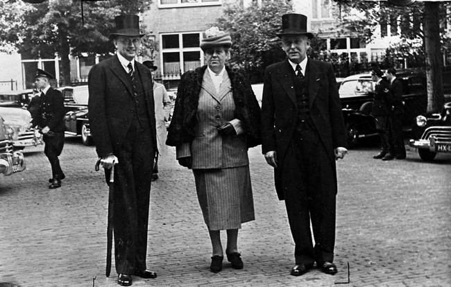 Ir. L.T. van der Wal (rechts) gaat naar de koningin. Van der Wal was directeur-hoofdingenieur van de Provinciale Waterstaat en directeur van de Provinciale Planologische Dienst in Zuid-Holland. De foto is waarschijnlijk gemaakt tussen 1946 en 1952.