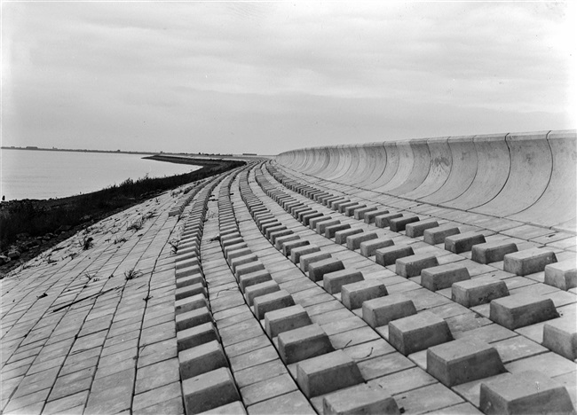 De Oudenhoornse Zeedijk wordt versterkt met een diaboolglooiing en verhoogd met een keermuur van gewapend beton.