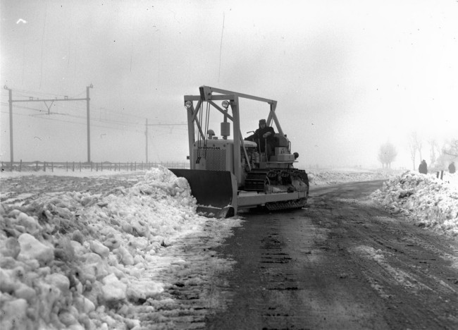 De Klapwijkseweg wordt sneeuwvrij gemaakt.