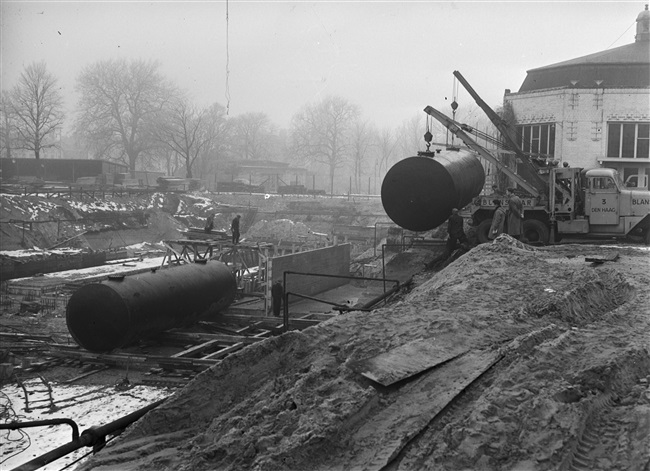 De olietanks worden geplaatst voor de verwarming van het in aanbouw zijnde provinciehuis. Rechts het restaurant van de voormalige Haagsche Dierentuin.