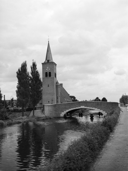 De hervormde kerk aan de Kerkstraat met de rivier de Graafstroom.