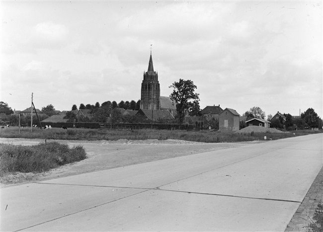 Aanleg van een kruising in de (drijvende) weg nr. 29 (huidige N210). Links de Oude Spoorweg (huidige N207). Op de achtergrond de kerktoren van de St. Laurentiuskerk in Bergambacht.