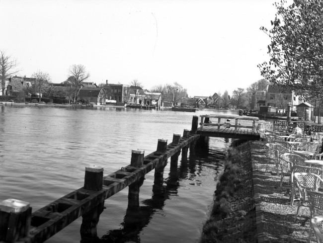 In de verte de veerpont over de Oude Rijn. De foto is vermoedelijk gemaakt tussen 1950 en 1960 bij Valkenburg of Alphen aan den Rijn.