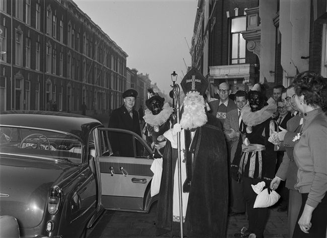 Ambtenaren van de provincie Zuid-Holland vieren Sinterklaas.