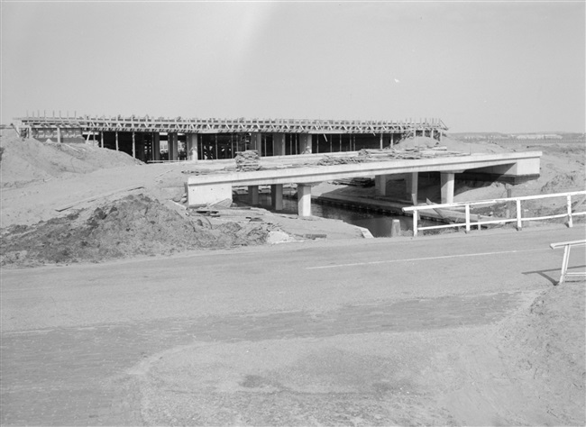 Bruggen Zanderijvaart. Aanleg van een brug in de S1 (huidige N206 bij de aansluiting van de N443, 's-Gravendamseweg).