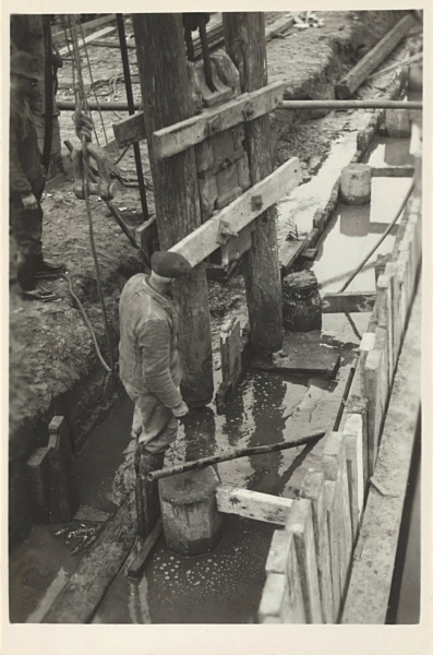 Heien voor Hooghkamerbrug tussen Leiden en Voorschoten, 1947
