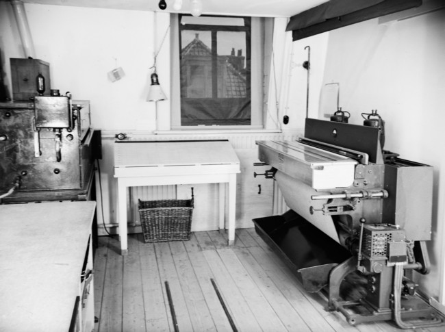 Een eerste lichtdrukmachine met spiegel. De kopieermachine van de provincie Zuid-Holland stond in een pand aan de Riouwstraat in Den Haag. De foto is gemaakt rond 1947.