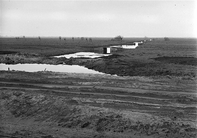 Aanleg van de (drijvende) weg nr. 29 tussen Gouda, Stolwijk en Bergstoepseveer, door de Provinciale Waterstaat in Zuid-Holland.