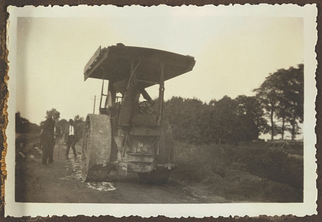 Wegverbetering Oud Ade-Nieuwe Wetering met stoomwals, 1932