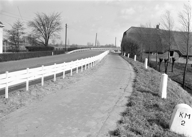 De provinciale weg nr. 28 (huidige N228) tussen Gouda en Haastrecht.
