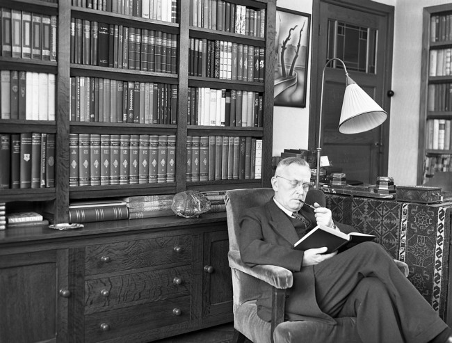 Ir. L.T. van der Wal, directeur-hoofdingenieur van de Provinciale Waterstaat en directeur van de Provinciale Planologische Dienst in Zuid-Holland. De foto is waarschijnlijk gemaakt tussen 1946 en 1952.