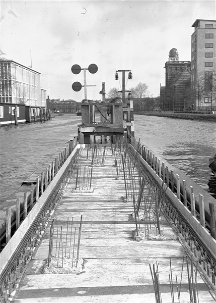 Bouw van de middenpijler van de eerste St. Sebastiaansbrug over het Rijn-Schiekanaal.