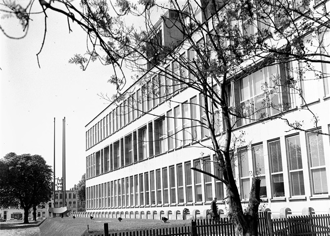 De voormalige laagbouw van het nieuwe provinciehuis. Na 1995 is dit gebouw vervangen door nieuwbouw. Links het carillon met 18 klokken geschonken door ingenieur Matlener bij de opening van het nieuwe provinciehuis.