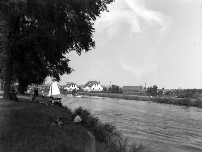 Brugwachterswoningen van de Provinciale Waterstaat aan de Roomburgerweg 18 in Leiden. Het districtskantoor van het kanaaldistrict De Rijn was tussen 1947 en 1954 ondergebracht in één van deze woningen aan het Rijn-Schiekanaal. De foto is waarschijnlijk gemaakt tussen 1947 en 1959.