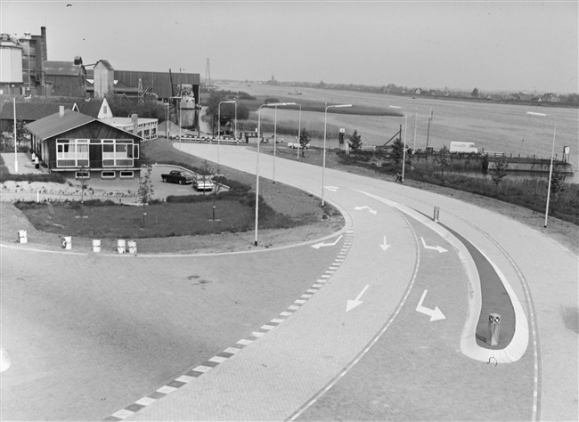 De Veerweg/S29/N478 langs de Lek in Bergambacht, 1966